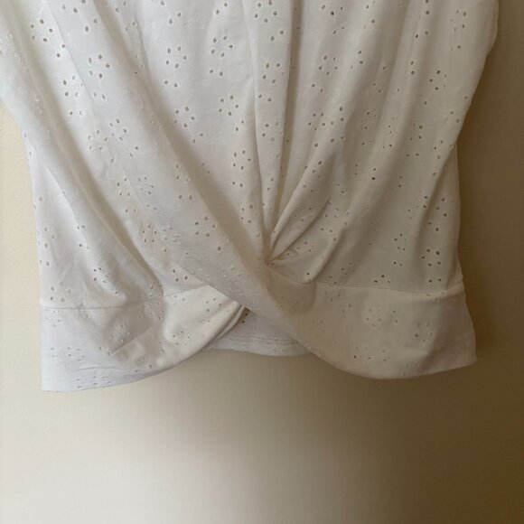 White eyelet pull on blouse, size XL.  Perfect for summer! - Picture 4 of 5